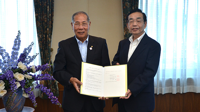 ※調印式の様子（全国健康保険協会静岡支部長野支部長、当所 大須賀前会頭）